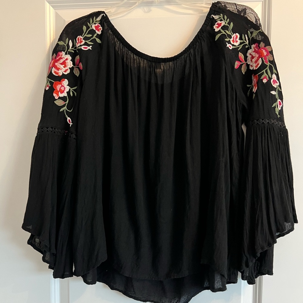 UMGEE bell sleeve embroidered floral top
